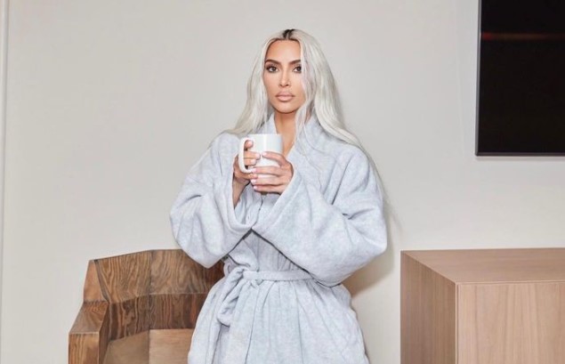 Kim Kardashian celebra Thanksgiving tras las rejas y con su ex cuñado